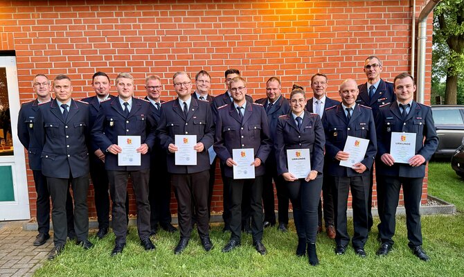 Gruppenfoto bei Dienstversammlung Gemeindebrandmeister Samtgemeinde Zeven