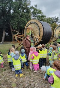 Kinder der Kita Ostewichtel beim Besuch beim Hof Eckhoff
