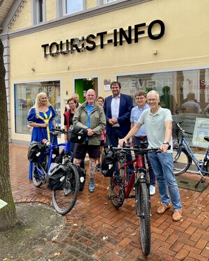 Oliver Trelenberg vor der Tourist-Info in Zeven