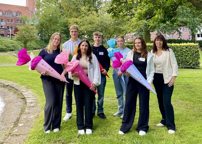 Azubis 2026 im Stadtpark mit Schultüte