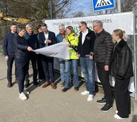 Gruppenfoto Bürgermeister, Samtgemeindeverwaltung, Ingenieure, Architekten vor der Baustelle Campus-Park in der Kanalstraße in Zeven