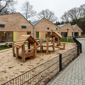 Spielgeräte im Hintergrund Gebäude