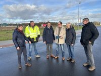 Gruppenfoto Samtgemeindeverwaltung, Ingenieure und Unternehmen bei der Abnahme zur Erschließung des Industriegebiets Hexenberg