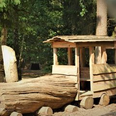 Holz-Lok auf dem Abenteuerspielplatz